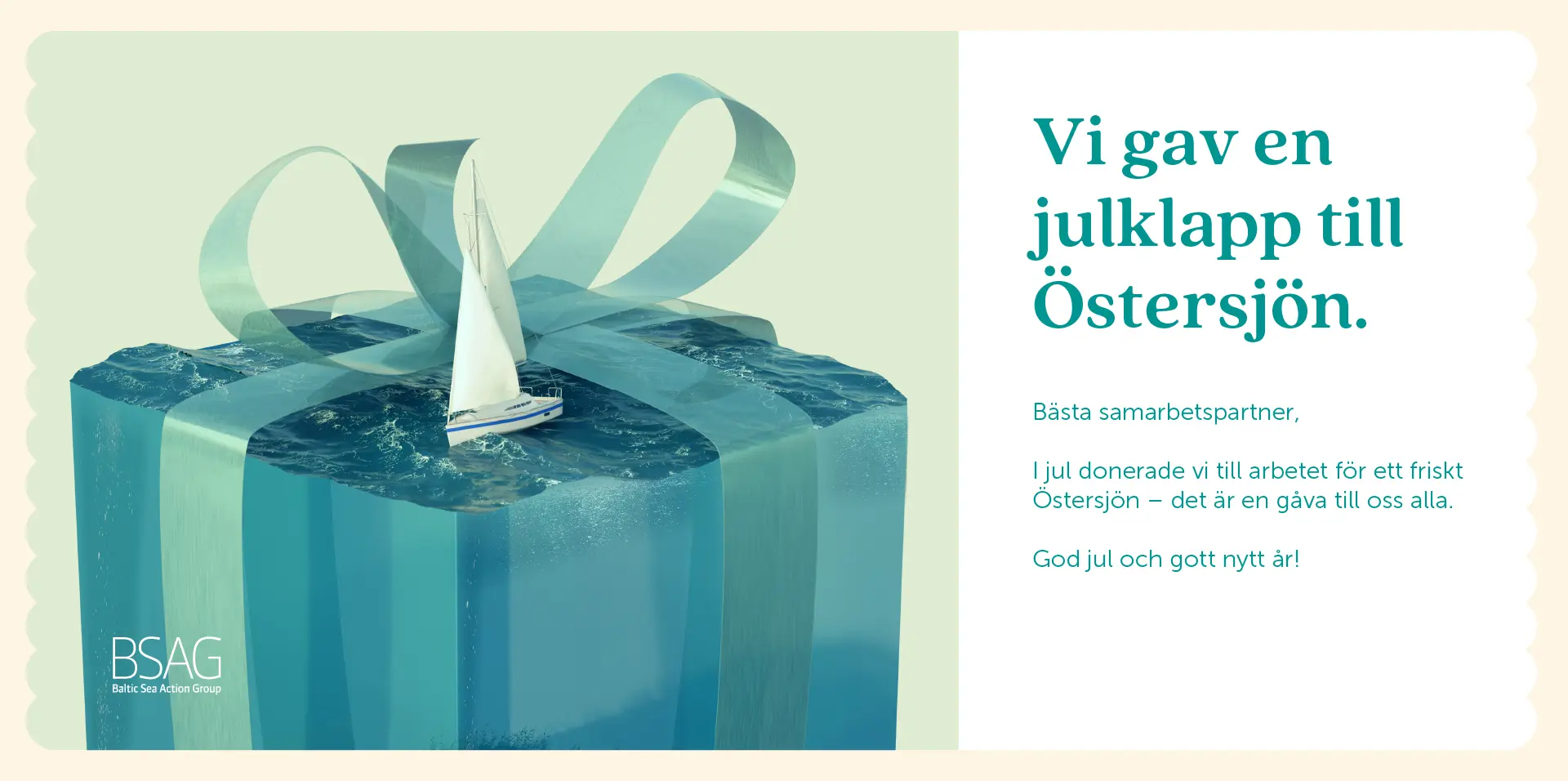 Julhälsningskort: en vit segelbåt seglar på Östersjön ovanpå ett stort julpaket.